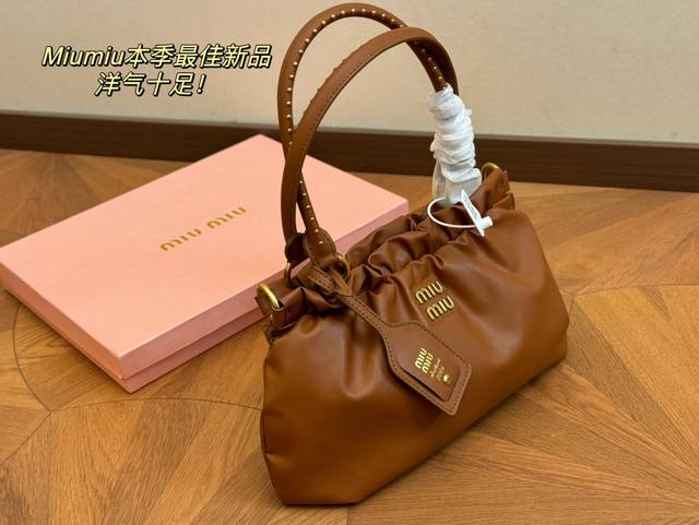 配盒 Size：26*20Cm 今年miumiu赢麻了 难得碰见有这只饺子包 甜飒酷女总裁值得拥有！ Miumiu太懂少女心啦