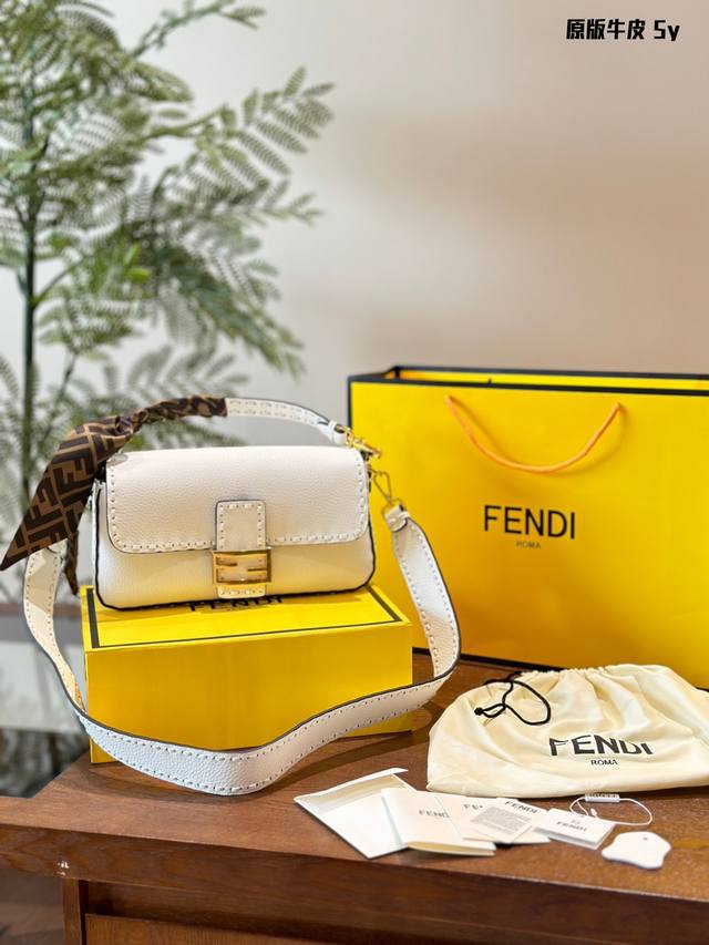 全皮 Fendi Ss24秋冬新款法棍 这个颜色我爱了 法棍可以有n种背法 可肩背 斜挎 手提 加个丝带肩背更舒服- -些又很有秋冬的感觉 实物特别好看，皮子耐