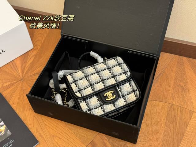 配折叠盒飞机盒 Size：17*16Cm 香奈儿 邮差包22K 新一季的chanel22K 复古邮差包～ 方方正正有個小吊牌、小手柄、链条肩带！ 非常热腾腾的2