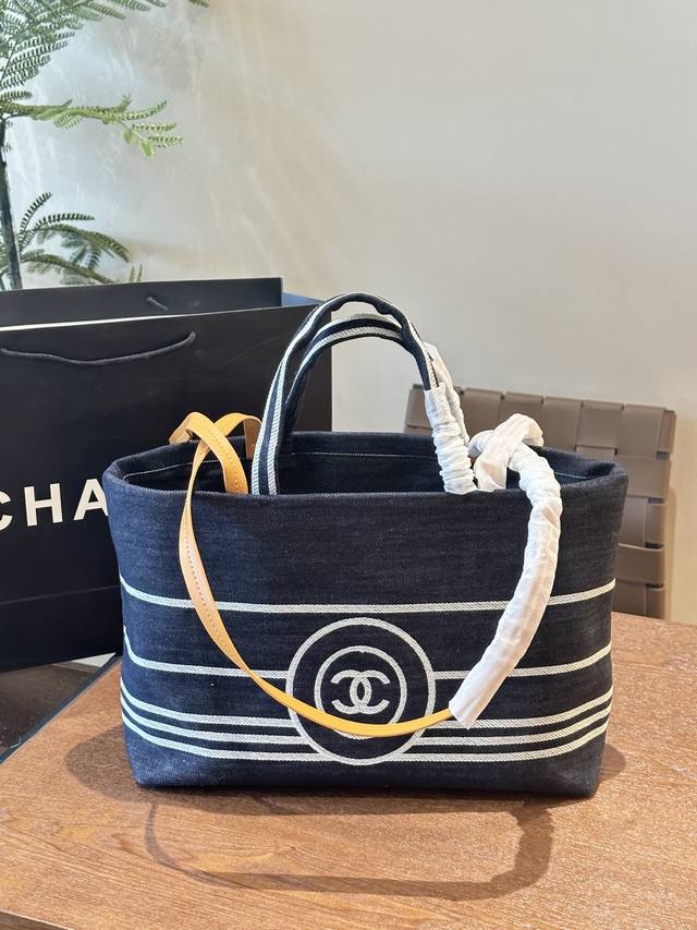 只美式海军风的中古chanel.牛仔沙滩包太好搭配了~牛仔布的材质摸着很舒服 Chanel Vintage美式条纹海军风tote沙滩包成色很不错，还是耐磨耐用的