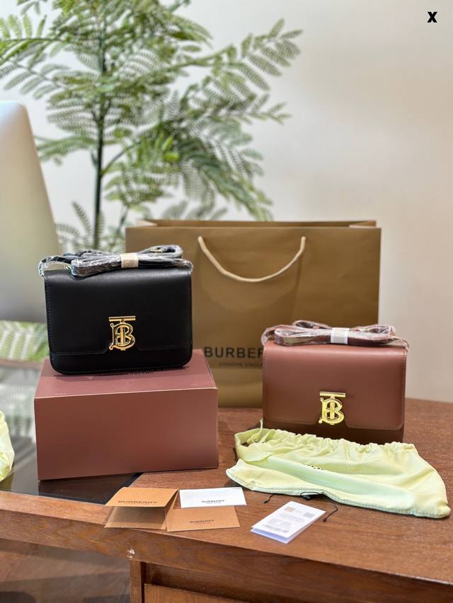 Burberry Tb黑金豆腐包 复古气质绝绝子~豆腐包型是永远经典百搭的单品，黑 金更是复古美貌。从celine Box，Celine 凯旋门， Burber