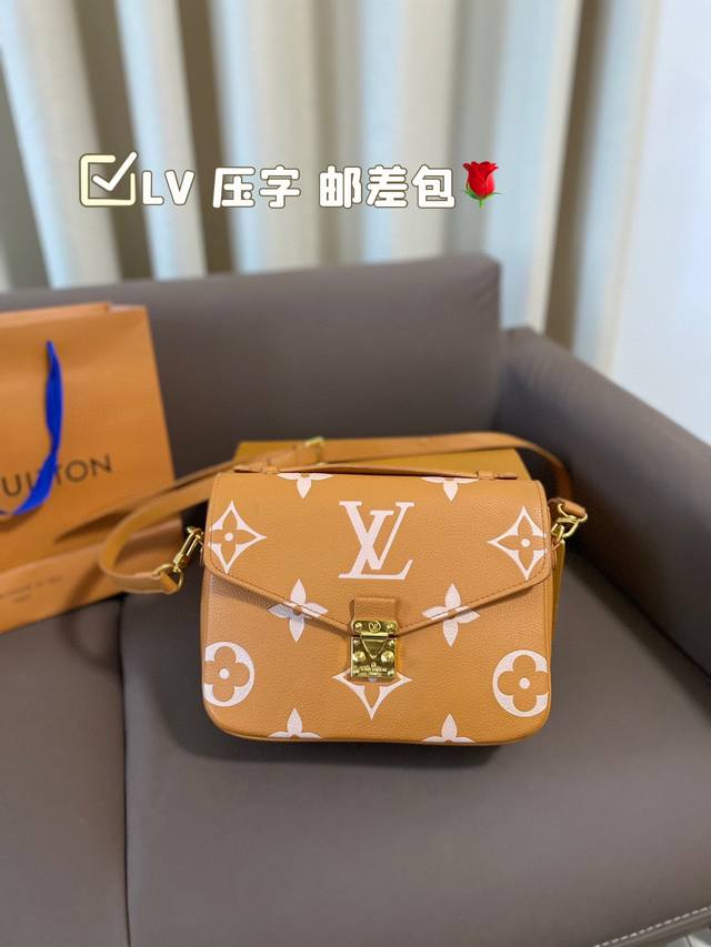 折叠盒 Lv 压字 邮差包 性价比之王 Lv入门级一 款超级推荐 希望我的小仙女们都可以拥有它 绝对是我最爱包包 尺寸24*19