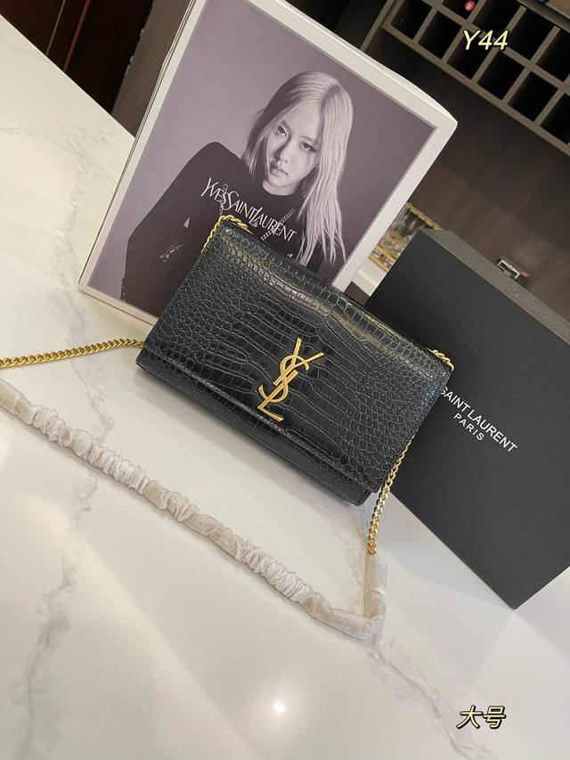 牛皮 折叠礼盒 Size：20*12Cm 23*14Cm 圣罗兰 Ysl Kate 厌倦了温柔甜美 包身纤薄利落，压纹富有沉稳成熟的魅力 背着它就感觉自己气场爆