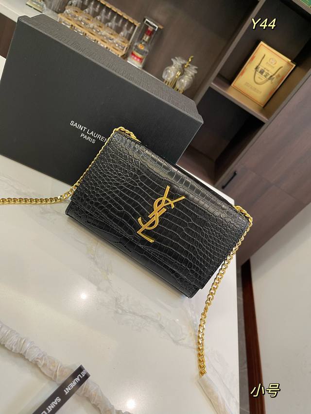 牛皮 折叠礼盒 Size：20*12Cm 23*14Cm 圣罗兰 Ysl Kate 厌倦了温柔甜美 包身纤薄利落，压纹富有沉稳成熟的魅力 背着它就感觉自己气场爆