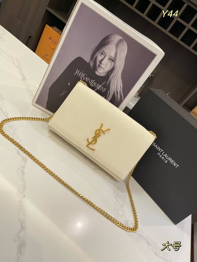 牛皮 折叠礼盒 Size：20*12Cm 23*14Cm 圣罗兰 Ysl Kate 厌倦了温柔甜美 包身纤薄利落，压纹富有沉稳成熟的魅力 背着它就感觉自己气场爆