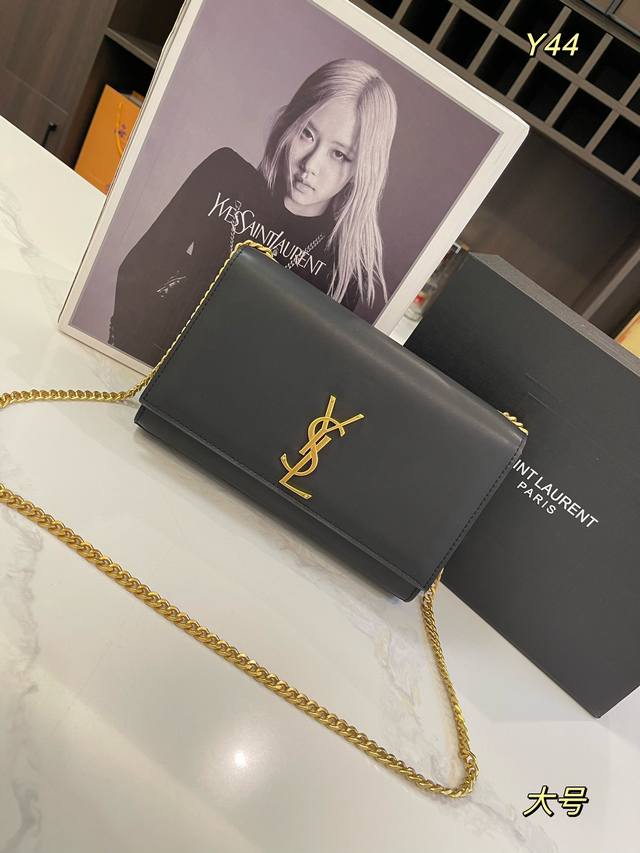 牛皮 折叠礼盒 Size：20*12Cm 23*14Cm 圣罗兰 Ysl Kate 厌倦了温柔甜美 包身纤薄利落，压纹富有沉稳成熟的魅力 背着它就感觉自己气场爆