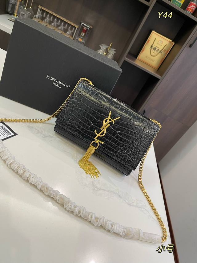 牛皮 折叠礼盒 Size：20*12Cm 23*14Cm 圣罗兰 Ysl Kate 流苏款 厌倦了温柔甜美 包身纤薄利落，压纹富有沉稳成熟的魅力 背着它就感觉自