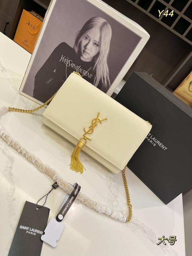 牛皮 折叠礼盒 Size：20*12Cm 23*14Cm 圣罗兰 Ysl Kate 流苏款 厌倦了温柔甜美 包身纤薄利落，压纹富有沉稳成熟的魅力 背着它就感觉自