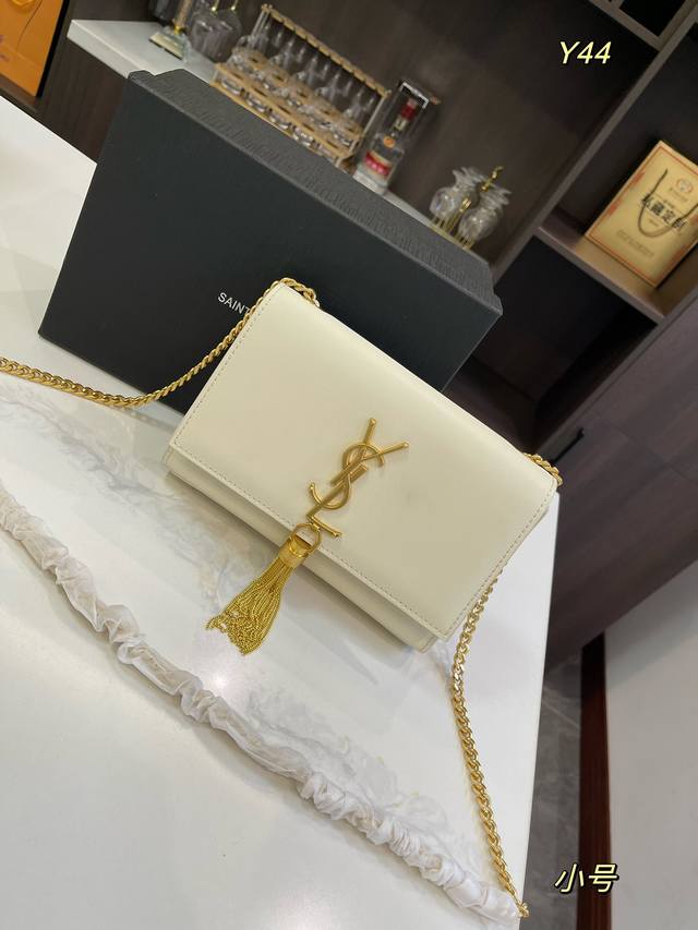 牛皮 折叠礼盒 Size：20*12Cm 23*14Cm 圣罗兰 Ysl Kate 流苏款 厌倦了温柔甜美 包身纤薄利落，压纹富有沉稳成熟的魅力 背着它就感觉自