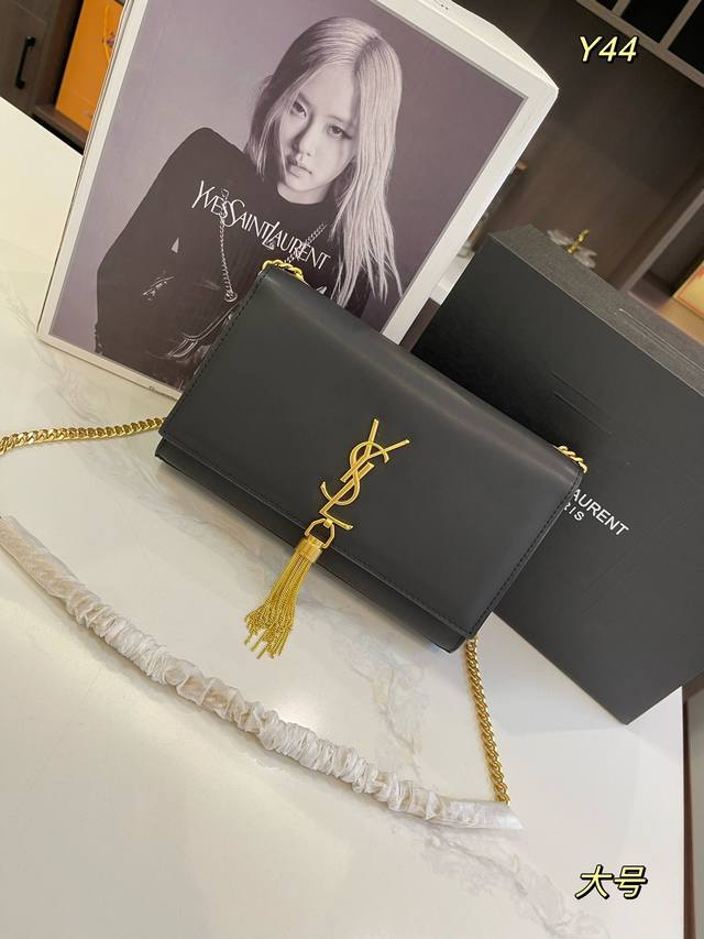 牛皮 折叠礼盒 Size：20*12Cm 23*14Cm 圣罗兰 Ysl Kate 流苏款 厌倦了温柔甜美 包身纤薄利落，压纹富有沉稳成熟的魅力 背着它就感觉自