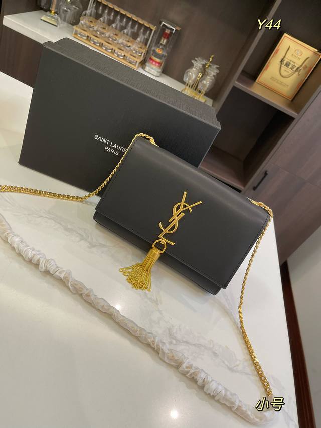 牛皮 折叠礼盒 Size：20*12Cm 23*14Cm 圣罗兰 Ysl Kate 流苏款 厌倦了温柔甜美 包身纤薄利落，压纹富有沉稳成熟的魅力 背着它就感觉自 - 点击图像关闭