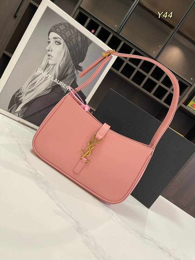 折叠礼盒飞机盒 Size：24*13Cm Ysl 圣罗兰 Hobo 腋下包 今天的这只方方正正的腋下包又是满满的惊喜呀摸_上去皮质丝滑触感让人一不小心就上瘾除了