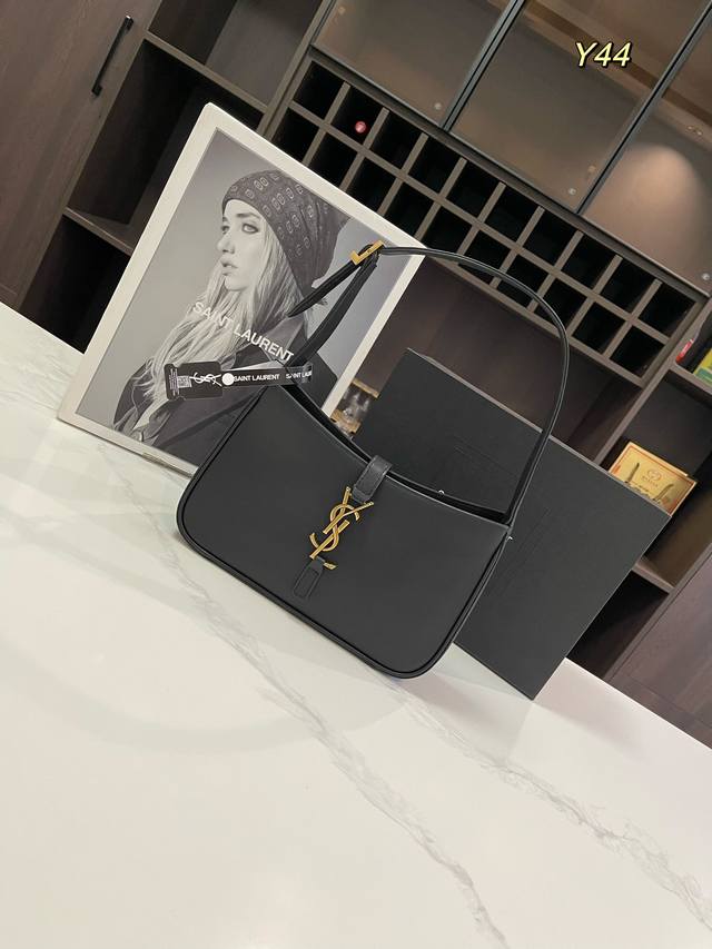 折叠礼盒飞机盒 Size：24*13Cm Ysl 圣罗兰 Hobo 腋下包 今天的这只方方正正的腋下包又是满满的惊喜呀摸_上去皮质丝滑触感让人一不小心就上瘾除了