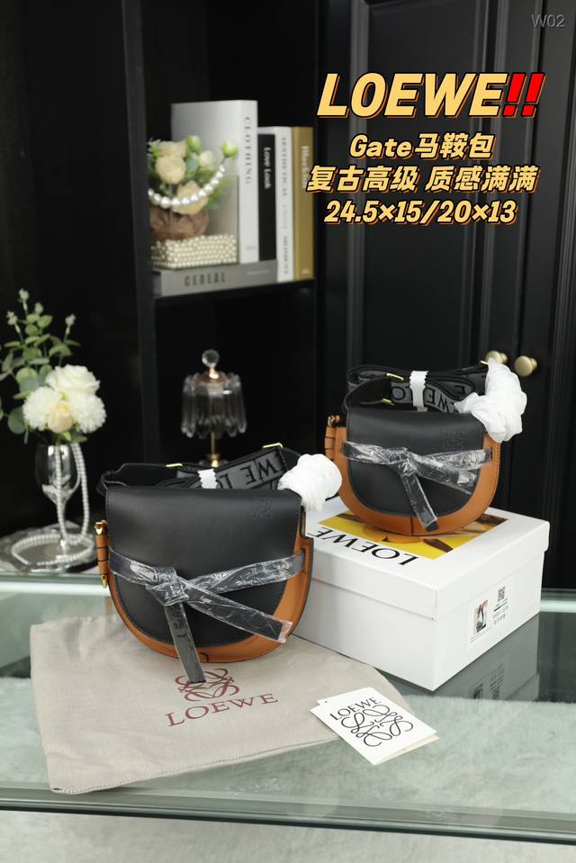 大号 配盒 小号 配盒 Loewe 罗意威gate马鞍包 这样的loewe 你真的不爱吗？ Loewe很火的gate Bag，最早是在loewe 18 春夏大秀