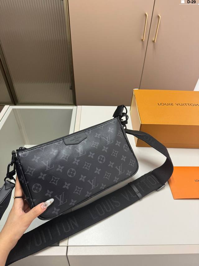 Lv Pochette Accessoire 麻将包 充裕拉链主隔层和内袋实现有序收纳 可拆卸并调节的织物肩带实现肩背和斜挎 D-29尺寸28.9.16折叠盒