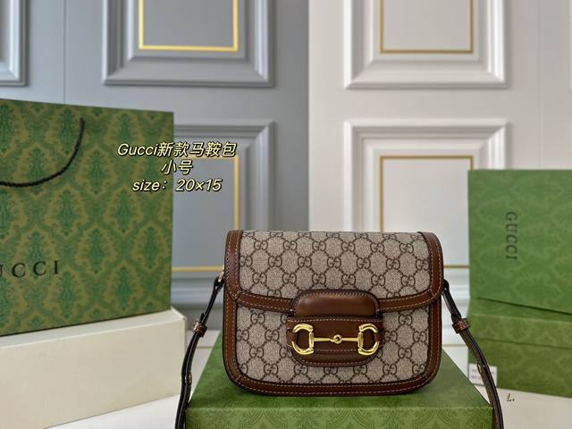 大号 小号 配盒 Size：20×15小号 25×19大号 Gucci 古驰新款1955马鞍包 经典马衔扣金属logo， 复古气息十足 质感超，肩带自由调节～