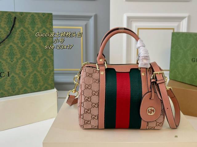 小号 无盒 Size:23×17 Gucci 古驰牛仔帆布波士顿枕头包 简约干练极富现代气息的设计感～ 手提斜挎都，容量超大！ 绝对的集颜值与实用性于一身的王者