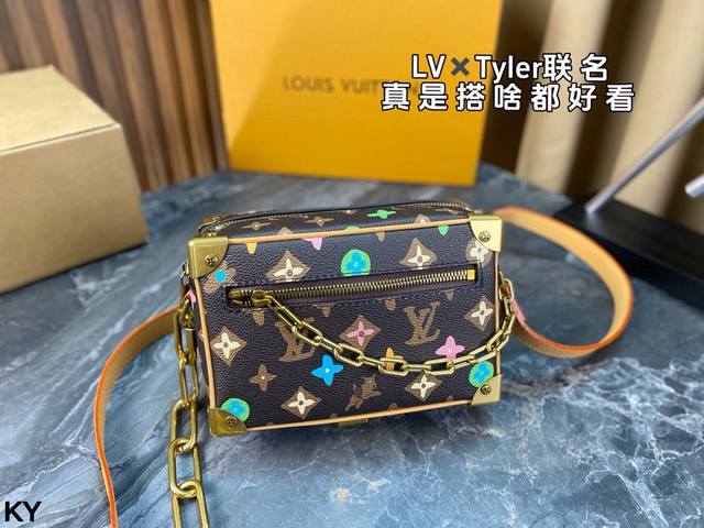 配全套包装 Lv X Tyler联名款 春日里的小美好 雏菊花&猎狐犬 酷劲十足 太好看了 彩色印花好适合初夏 有小狗图案后老花都变的可爱了！尺寸：18*12.