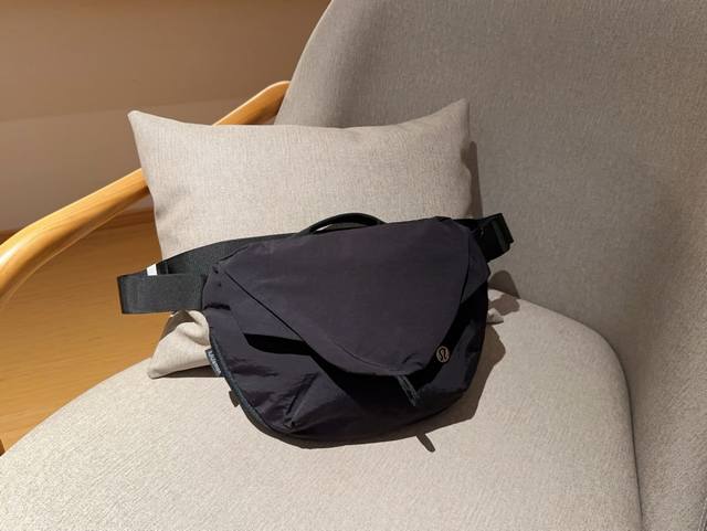 无盒 Lululemon露露乐蒙 Curved Crossbody Bag男女同款运动斜挎包胸包3L 尺寸30×22