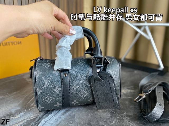 配全套包装 Lv Keepall 枕头包是一款理想的都市手袋 标志性的造型与经典的monogram 帆布 加之多种携带方式和奢华的饰边为该包平添一份时尚前卫之感