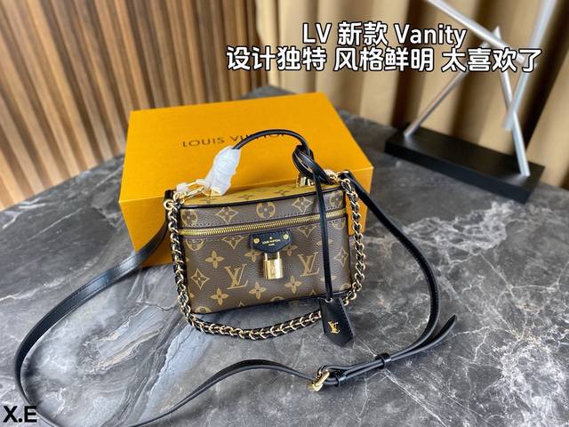 配全套包装 Lv新款化妆包 Vanity Chain Pouch 可拎 可提 可斜挎 容量还喜人 Mate、Promax也可放 比起老款 包身因为做薄了 斜挎起