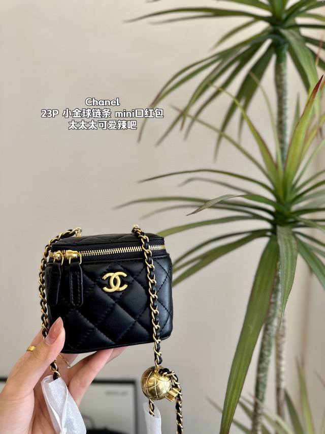 羊皮 配盒 Size：11*8Cm Chanel 香奈儿小香家 链条金球 Mini小盒子 23P小金球口红包 太太太可爱辣吧 没有人会拒绝chanel的爱心金球