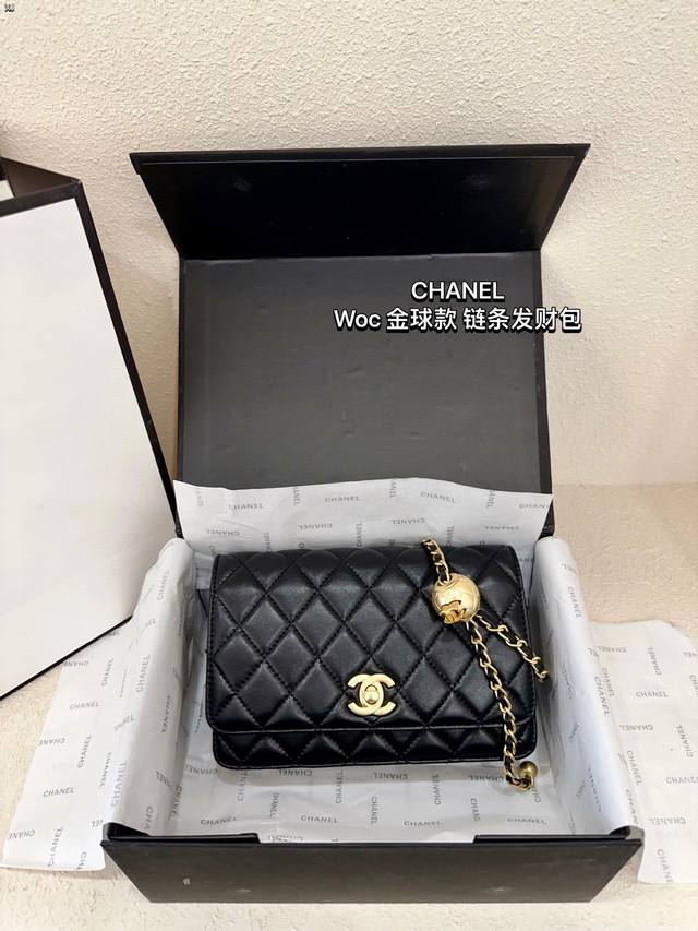 Chanel Woc 小羊皮 金球发财包 最近好多明星都在背chanel 这款包是由老佛爷karl Lagerfeld和chanel现任创意总监virginie