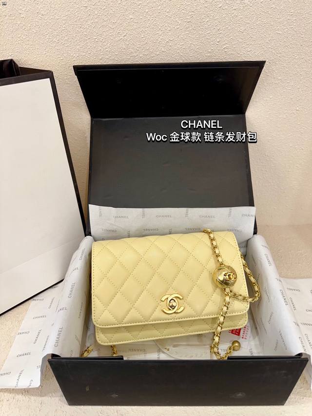 Chanel Woc 小羊皮 金球发财包 最近好多明星都在背chanel 这款包是由老佛爷karl Lagerfeld和chanel现任创意总监virginie