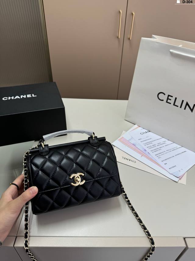 Chanel 手柄羊皮纹手提盒子包 斜挎、手拎都可以~ 搭配必入系列，绝对实用叉好看 D-304尺寸18.8.11折叠盒