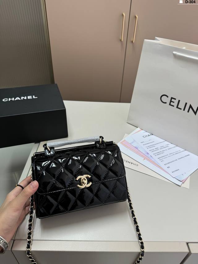 Chanel 手柄漆皮手提盒子包 斜挎、手拎都可以~ 搭配必入系列，绝对实用叉好看 D-304尺寸18.8.11折叠盒