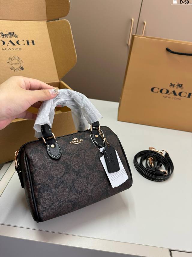 Coach蔻驰迷你枕头包 新品 超级可爱的迷你波士顿 小小的身体，大大的容量！ D-59尺寸17.10.12飞机盒