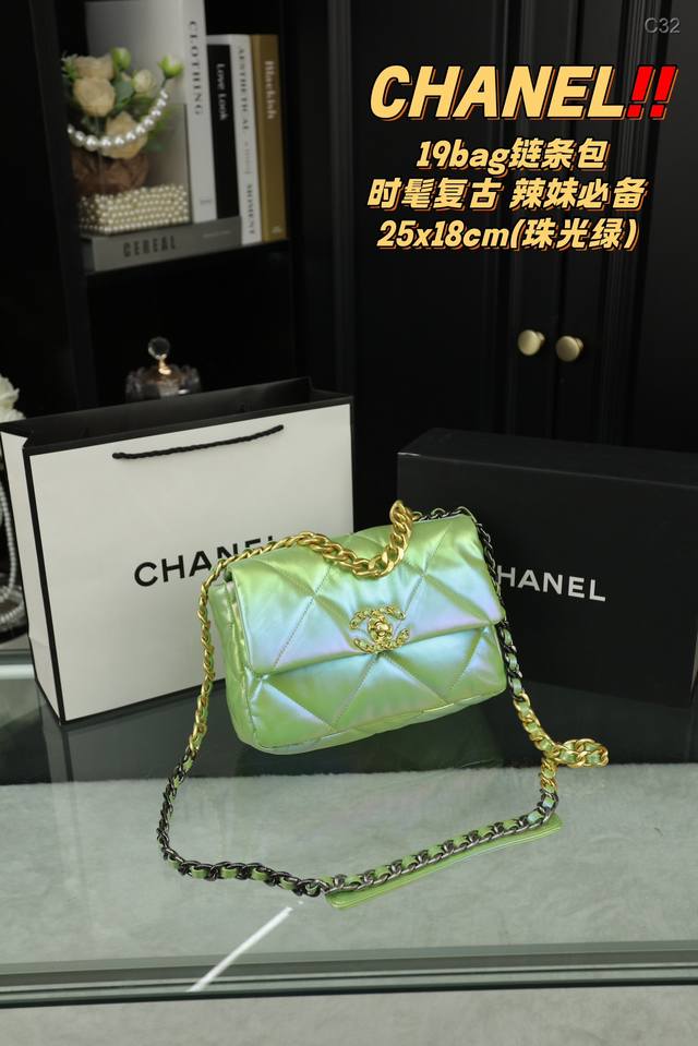 配折叠盒 Chanel香奈儿 19Bag链条包 这个新系列整体是自然的线条，手感也是爆棚，软 皮有韧性，19的神韵与 质感在本家匠人手里必须 拿捏的死死的～ 白