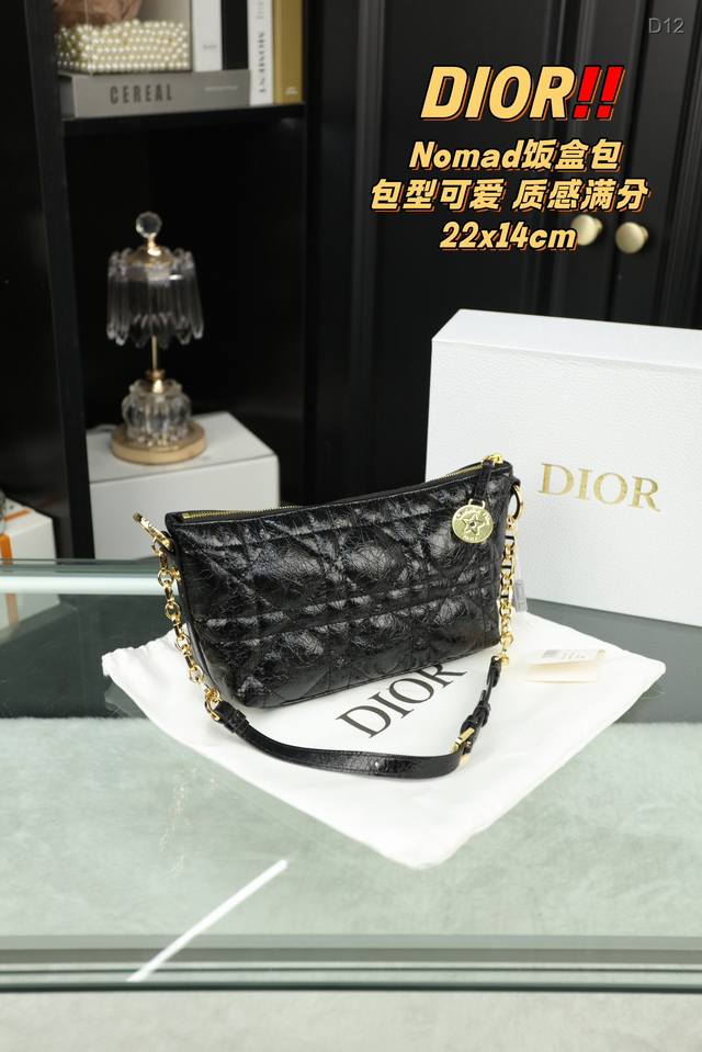 配折叠盒 迪奥dior Nomad饭盒包 包型太可爱了 容量非常可，日常通勤都没问题 可咸可甜 质感满分 工艺非常讲究 细节立体感拉满 尺寸22.14