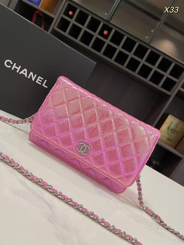 折叠礼盒 Size：20Cm 香奈儿 Chanel 人鱼姬 镭射渐变 发财包 还没上新时候就一眼看中了，颜色很特别，渐变金属粉。链条很美很有分量！容量很大 背在