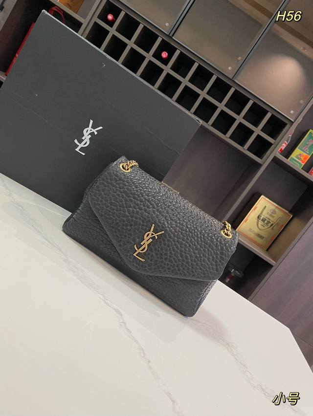 牛皮 折叠礼盒 Size：27*16Cm 32*20Cm 圣罗兰 Ysl Calypso 头层牛皮 邮差包 新款单肩背包 休闲又时髦的look背上calypso