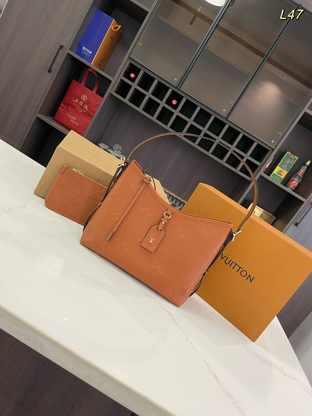 折叠礼盒飞机盒 Size：29*23Cm Lv Carryall 新款通勤包颜值实用 Carryall V7月新款，可斜挎、单肩。容量保证，敞口磁铁吸内扣取放平