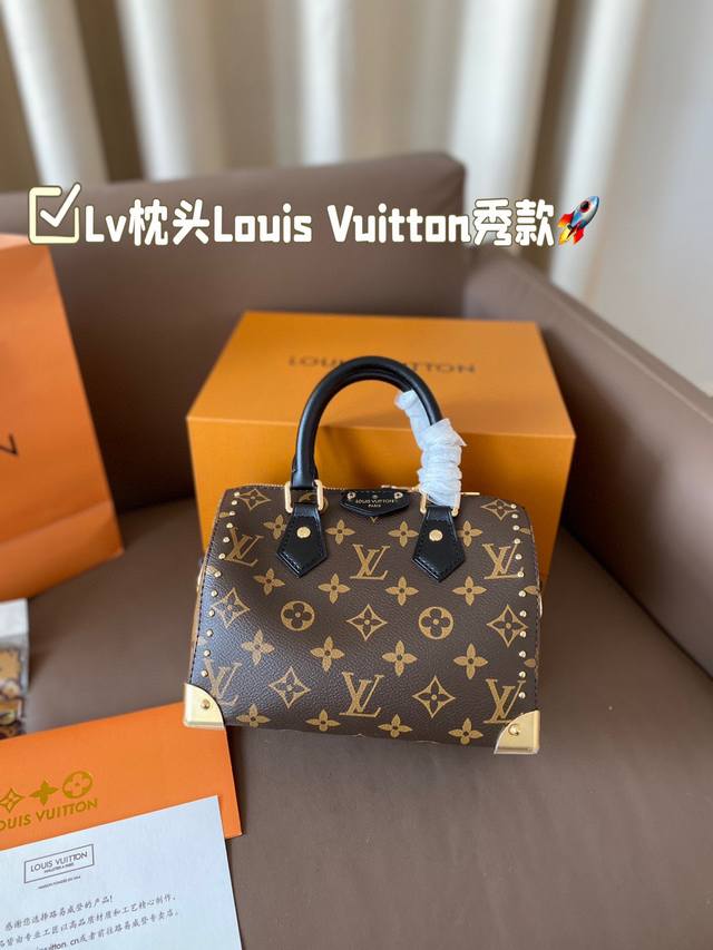 配折叠盒子 Lv枕头这一季louis Vuitton秀款 Lv2025早春系列]酷黑皮革与小巧老花时尚达人们，准备好迎接lv2025早春系列了吗这一季louis - 点击图像关闭