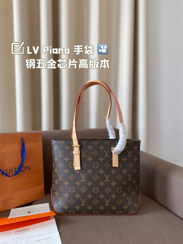 配飞机盒折叠盒子 钢五金芯片高版本 Lv 2024秋冬的绝绝子手袋一lv Piano 手袋 Piano 手袋以利落的构型和侧面三角皮革烘托出 Monogram图