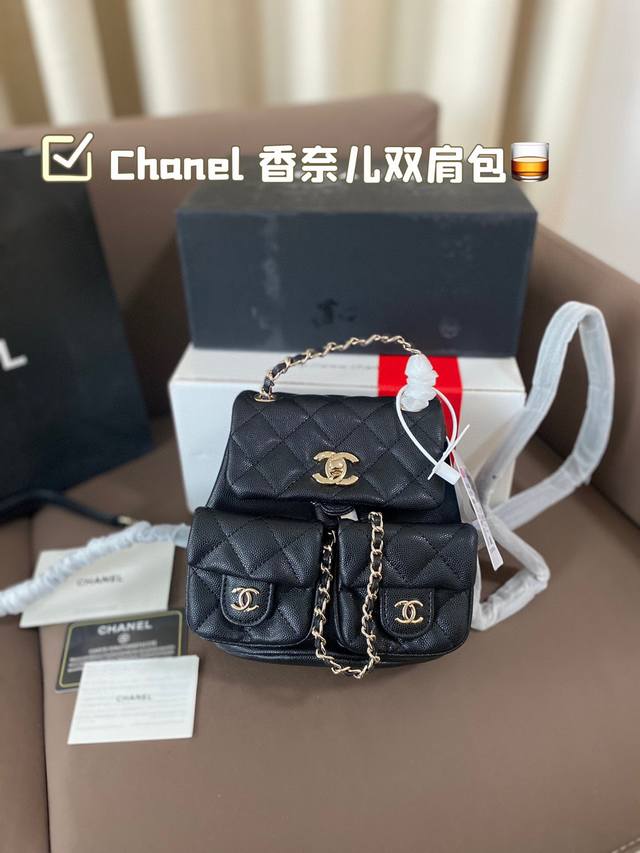 Chanel 香奈儿双肩包 新品 神仙水桶包双肩 专柜一包难求 真是绝美呀 可斜挎单肩，上身后超显大气.小巧实用 超级百搭必备单品 尺寸 17*16