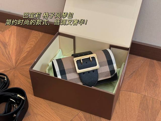 配盒 尺寸：19.5*10*8Cm Burberry 巴宝莉 原单货 搭配双肩带 一宽一细 臻选考究的马勒牛皮配原厂帆布精制而成 超级讲究哦！！！