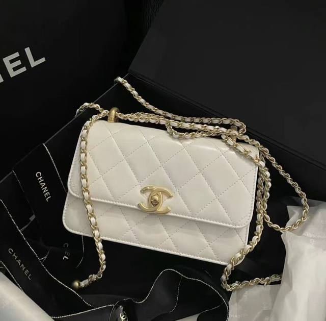 牛皮 折叠礼盒包装 “Chanel 夏季新款woc 发财包 ” Chanel 香奈儿 新品 发财包 专柜走秀款 这个太美啦简直chanel肩背斜挎款 多功能包，