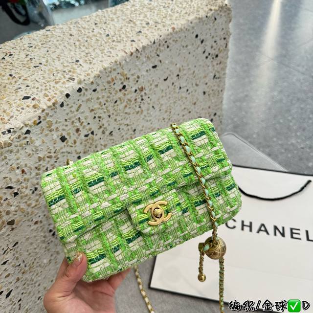 折叠盒 Chanel 新品 高级镶金镂空编织手柄 盒子包 化妆包 小箱子 最近的盒子包系列真的好火，小盒子当然是异常可爱啦。尺寸 20Cm