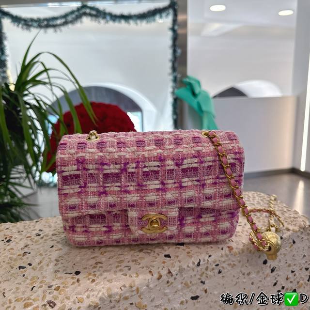 折叠盒 Chanel 新品 高级镶金镂空编织手柄 盒子包 化妆包 小箱子 最近的盒子包系列真的好火，小盒子当然是异常可爱啦。尺寸 20Cm