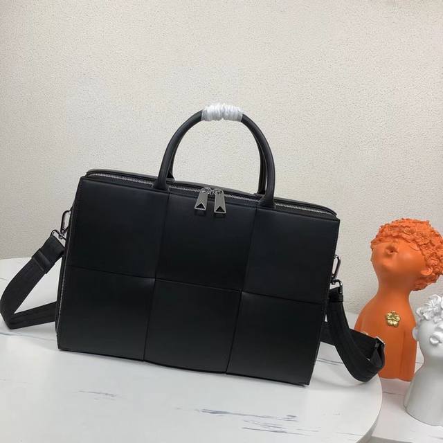 Bottega Veneta 大格编织男士公文包，公文包是所有男生跨出校园起就必须具备的“超值装备”。不管你是需要走去办公室，还是外出谈生意，都没有什么能比一款 - 点击图像关闭