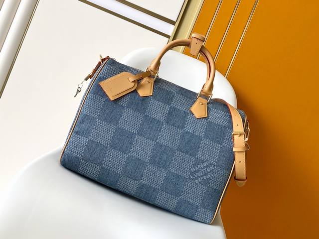 顶级原单n40701 Pharrell Williams 于 2024 春夏男装秀中推出 Damier Denim 3D 面料，现借此打造 Speedy 40 - 点击图像关闭