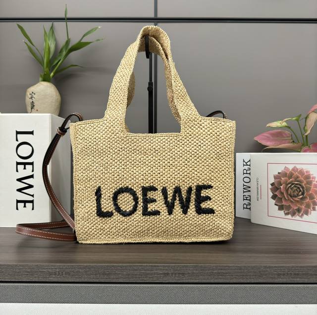 Low新款小号酒椰纤维font Tote 手袋 是一款长方体手袋，饰有对比色 Loe*We 标志。小号版本在西班牙采用由工匠在马达加斯加种植、收成、晒干和手工编