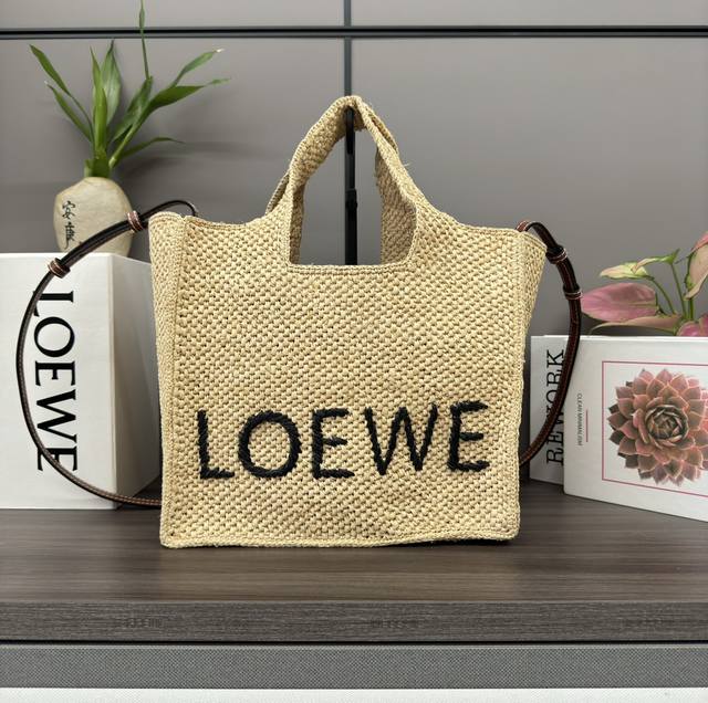 Low新款中号酒椰纤维 Font Tote 手袋 是一款长方体手袋，饰有对比色 Loe*We 标志。中号版本在西班牙采用由工匠在马达加斯加种植、收成、晒干和手工