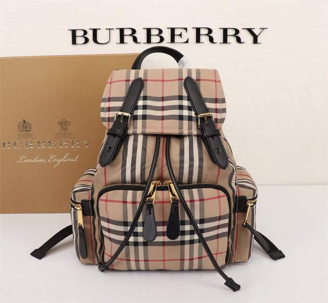 原单博柏利 Burberry 军旅背包以品牌典藏的军风包款为原型，精选 Vintage 复古格纹棉质裁片匠心打造，装饰缉明线牛皮边饰。59720中号尺寸:22X - 点击图像关闭