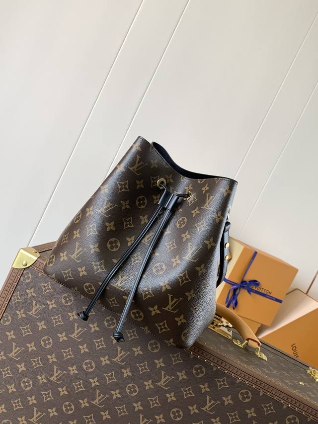 全钢五金 顶级原单 变码芯片 Gaston-Louis Vuitton 于 1932 年专为承运香槟酒设计的酒袋邂逅当代潮流，化身蕴含传承之美的 Néonoé - 点击图像关闭