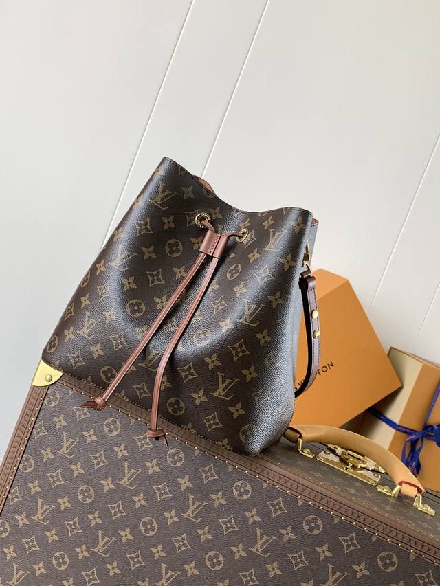 全钢五金 顶级原单 变码芯片 Gaston-Louis Vuitton 于 1932 年专为承运香槟酒设计的酒袋邂逅当代潮流，化身蕴含传承之美的 Néonoé